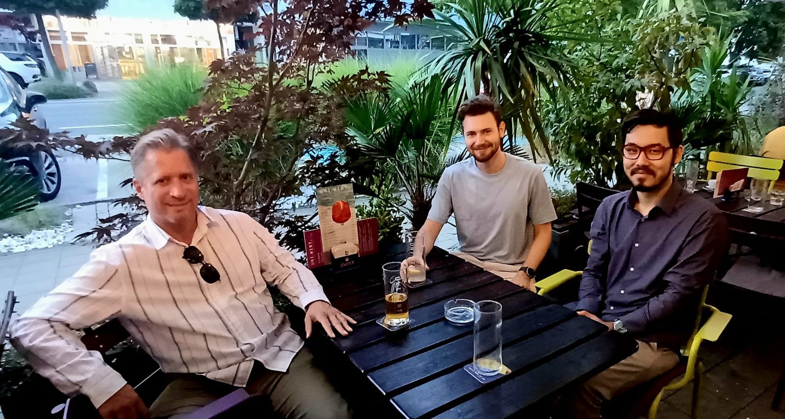 Drei Personen beim ersten Unternehmertum Stammtisch im Gastgarten