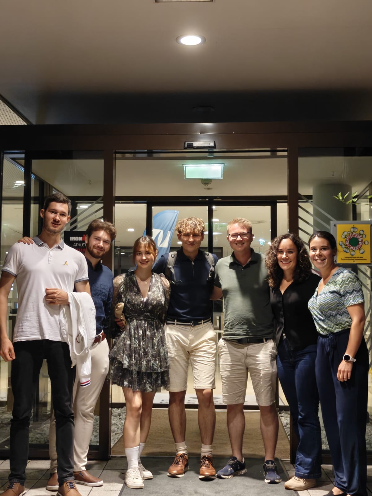 Gruppenfoto vor dem Eingang nach dem Unternehmertum Stammtisch im Juni 2026